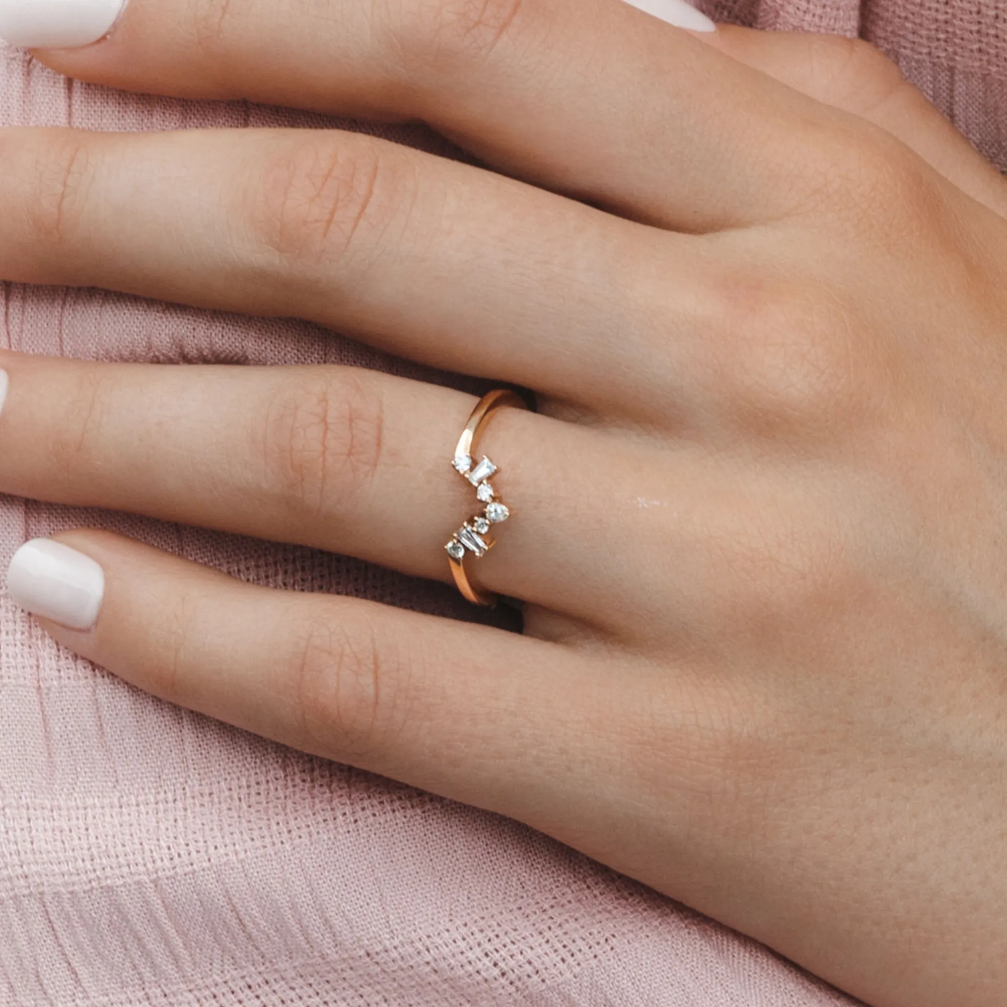 Baguette & Round Diamond V Ring