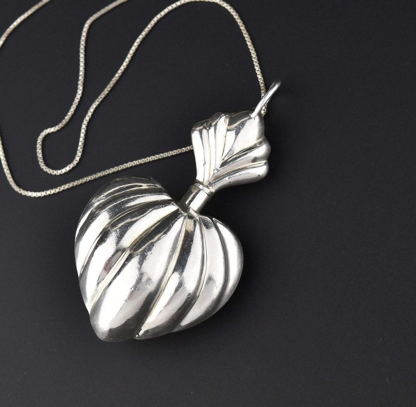 Fluted Puffy Heart Silver Perfume Pendant Necklace