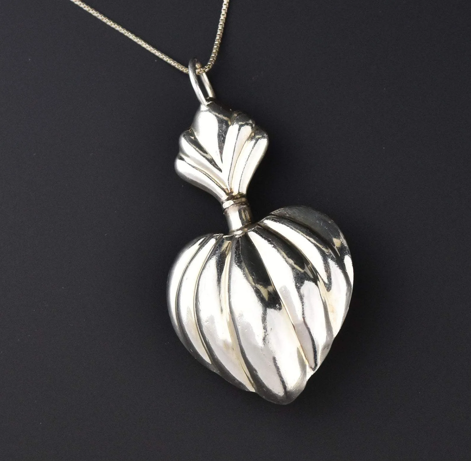 Fluted Puffy Heart Silver Perfume Pendant Necklace