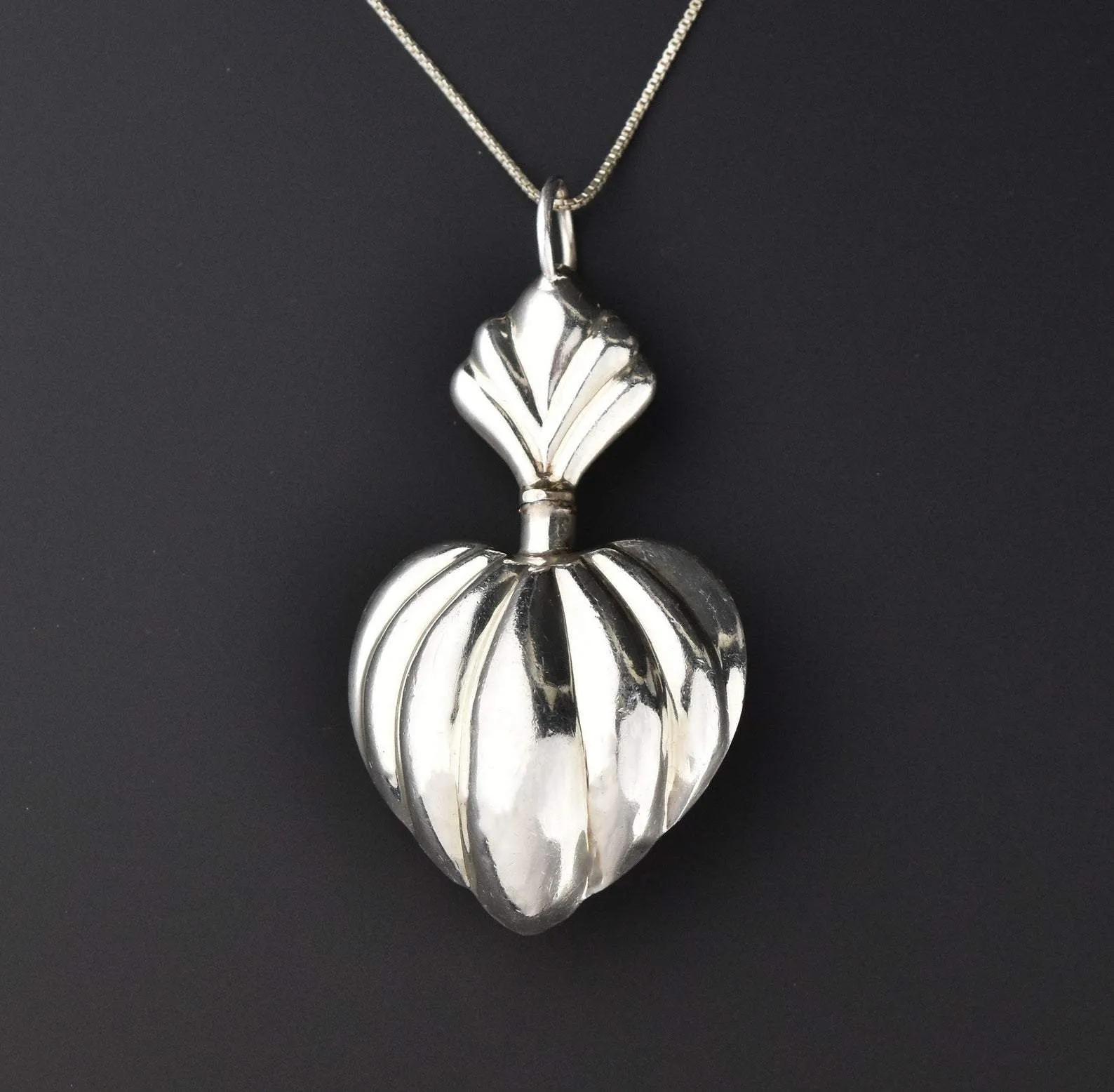 Fluted Puffy Heart Silver Perfume Pendant Necklace